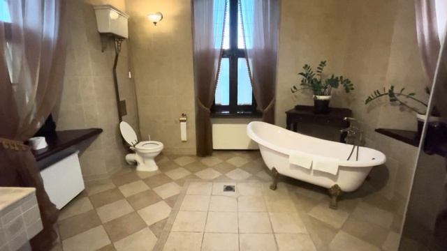 Рум-тур по люксу в Несвижском замке. Обзор огромного номера в отеле «Палац», Несвиж смотреть онлайн