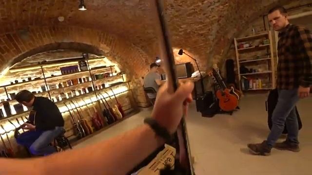 Едем в магазин отдавать гитары, забирать новые