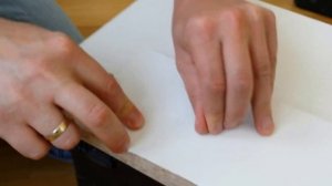 Скрываем сколы ЛДСП мягким воском