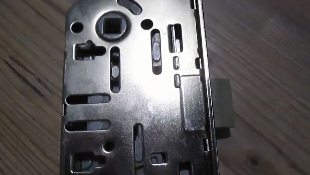 Как сменить положение защелки замка. Смена положения защелки право-лево. смотреть онлайн