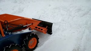 На вездеходе ШУС 001 федор расталкиваем снег в доль дороги