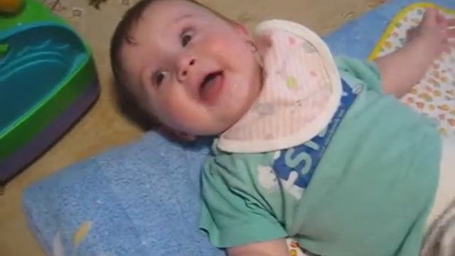 ребёнок ржёт и икает (baby laughs and hiccups) смотреть онлайн