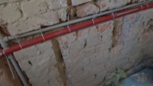 утепление пластиковой трубы для горячей воды  в стене и крепление утеплителя  пластиковым хомутом