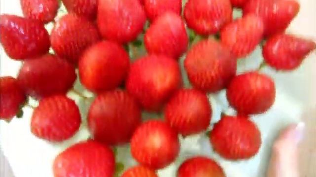 Как сделать букет с конфет и клубники ? подарок ? своими руками смотреть онлайн