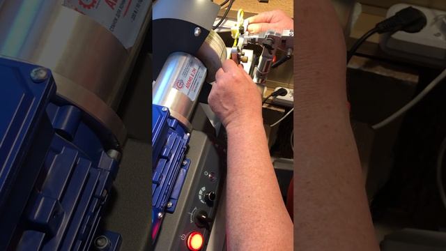 Мой опыт работы на станке для вышлифовки (хонингования) полотен парикмахерских ножниц Adems&ZM смотреть онлайн