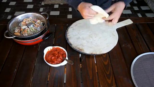 Пицца ?? в дровяной печи #пицца #печьнадровах смотреть онлайн