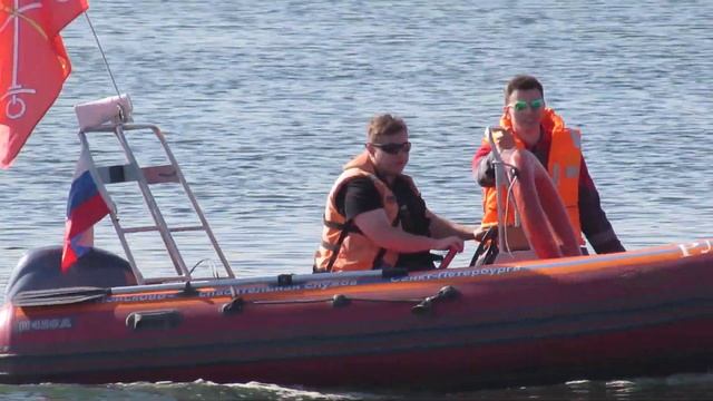 СПАСАТЕЛИ СПЦПС ЕЗДЮТ ПО ОЗЕРУ НА КАТЕРЕ С ФЛАГОМ смотреть онлайн