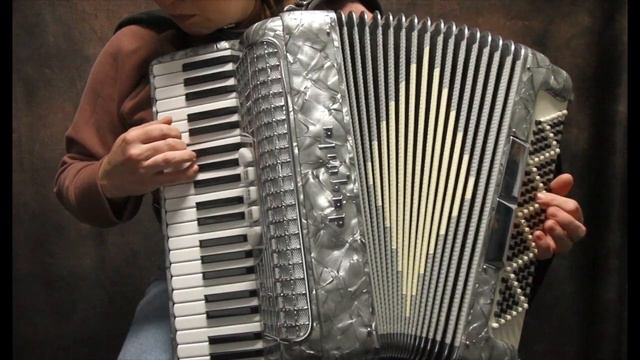 Certified Pre-owned Accordion: Daquila DB-24 16 3/4" смотреть онлайн