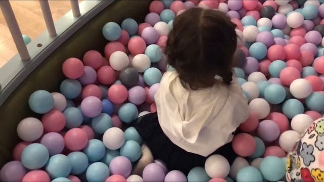 Малена играет в одной из красивейших игровых комнат Москвы смотреть онлайн