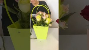 Простая сумочка с цветами.