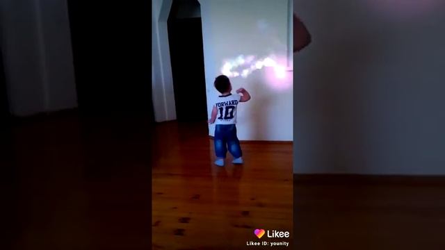 Малыш танцует смотреть онлайн