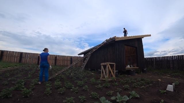 Монтаж кровли из профнастила (металлопрофиля) своими руками. Особенности монтажа #ЧУМАЗЫЙ смотреть онлайн