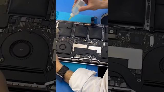 Замена аккумулятора на Macbook Pro 2016 A1707 A1709 (пробило днище) смотреть онлайн