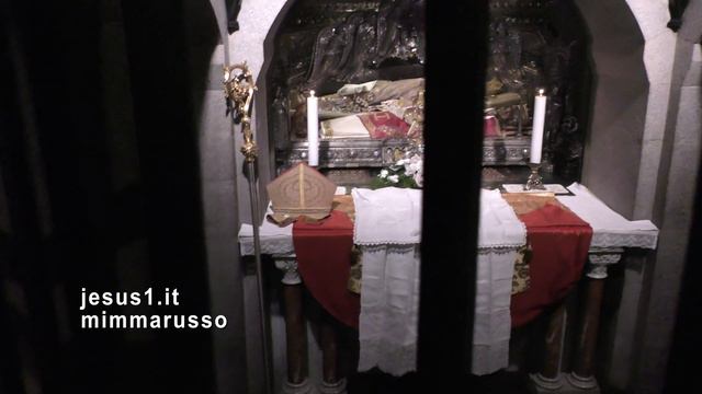 Milano L'URNA DEL PATRONO, Basilica Sant'Ambrogio (7 dicembre 2018) смотреть онлайн