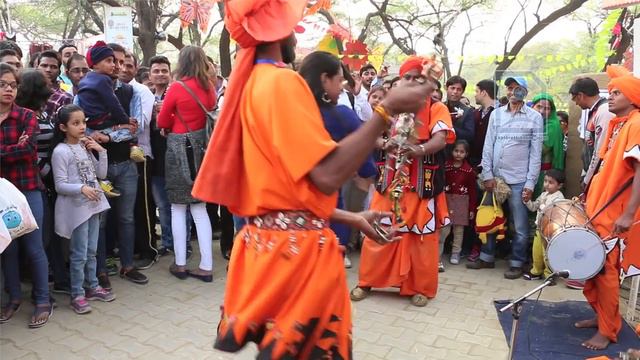 Delhi Girl dances with folk tunes at Surajkund Mela, India смотреть онлайн