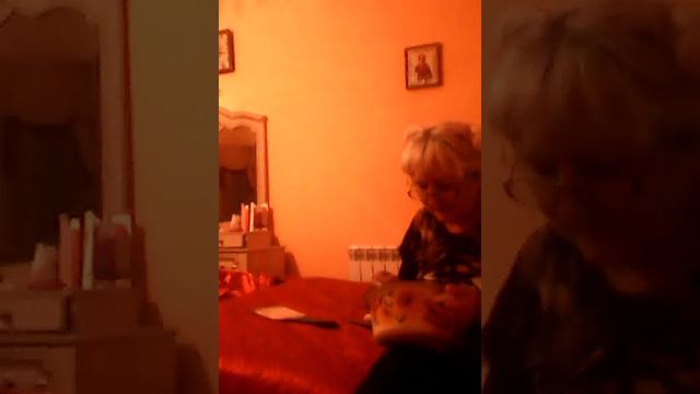 Моя бабушка ест кашу