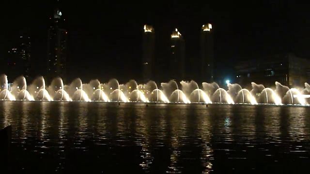 Дубайские фонтаны танцуют и поют! Dubai Fountain 150 m (HD) смотреть онлайн