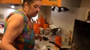 Бабушка готовит вкусный ужин для нашей семьи)
