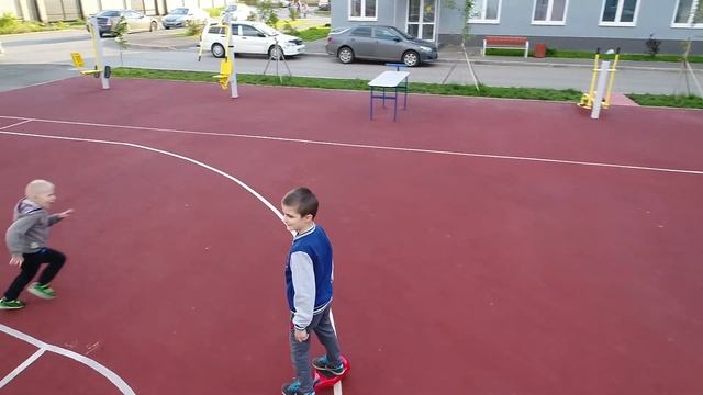 На площадке велосипед и гироскутер смотреть онлайн