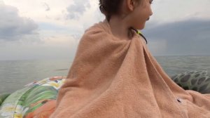 VLOG Алиса и Даша плавают в море. Потекло с люстры