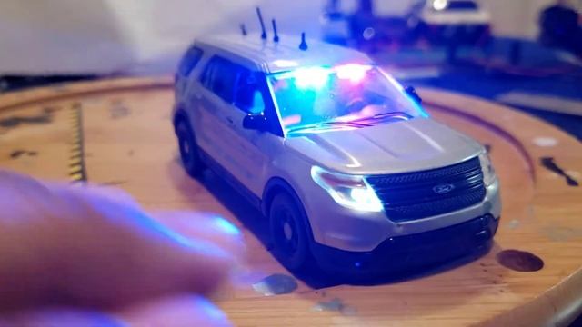 1/43 POLICE: Silver Unmarked Ford Explorer with LEDs смотреть онлайн