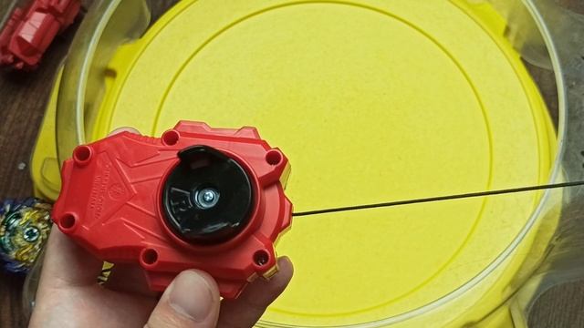 Бесполезные искры. Самый мощный пускатель Бейблейд Берст. B-165 Superking BeyLauncher смотреть онлайн