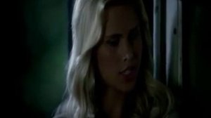 Кэтрин Пирс и Ребекка Майколсн - брюнетка и блондинка