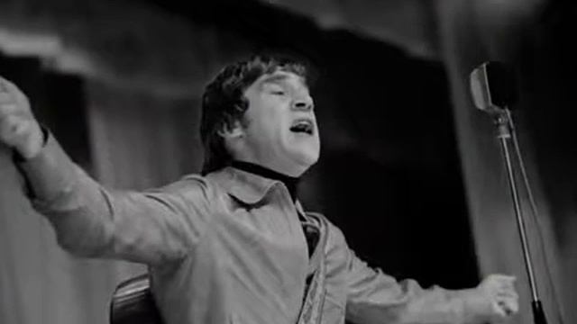 Владимир Высоцкий. Песня певца у микрофона