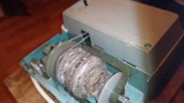 ССУЧИВАНИЕ НИТИ ИЗ СОБАЧЬЕЙ ШЕРСТИ с дополнительной нитью смотреть онлайн