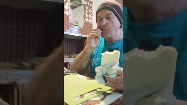 Ем сливочное масло как пломбир с шоколадом.