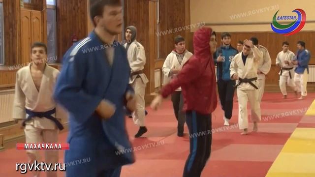 На молодежном первенстве СКФО по дзюдо дагестанцы завоевали 9 медалей смотреть онлайн
