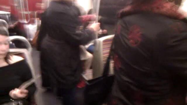 Criée du parti de gauche dans le métro manif du 5 mai смотреть онлайн