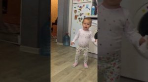 Сонечка танцует и какает )))