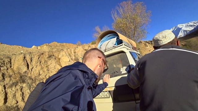 Stranded on a mountain road in Tajikistan 🇹🇯 смотреть онлайн