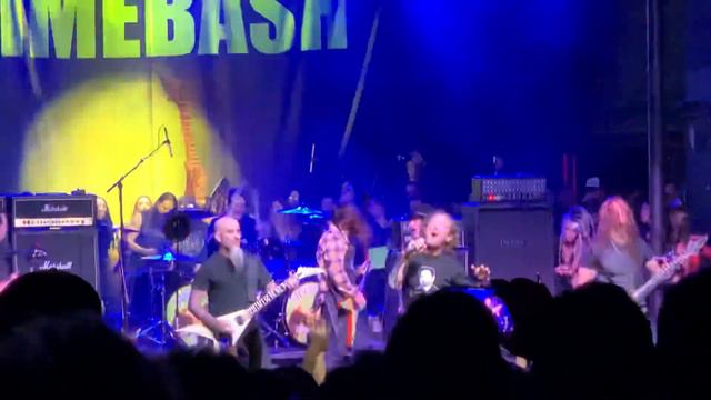 More Dave Grohl & Corey Taylor @ DimeBash смотреть онлайн