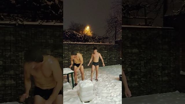 Обтирание снегом после бани.