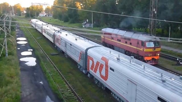 Тепловоз ТЭП70-0242 на станции Псков-Пассажирский смотреть онлайн