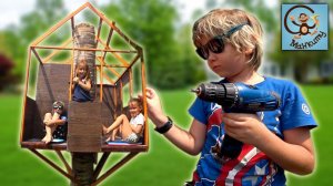 Милан и Папа строят детский домик на дереве для детей и игрушек. МанкиТайм