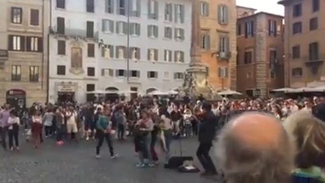 Скрипач на площади перед Пантеоном смотреть онлайн