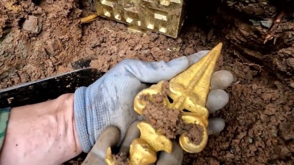 We have found a huge ancient treasure | Treasure hunting by metal detector | Treasure Hunt