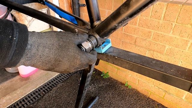 Square Taper Bottom Bracket removal and install -THE CYCLE RENOVATOR смотреть онлайн