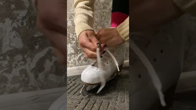 Как правильно зашнуровать конёк? #коньки #каккататьсянальду #лед смотреть онлайн
