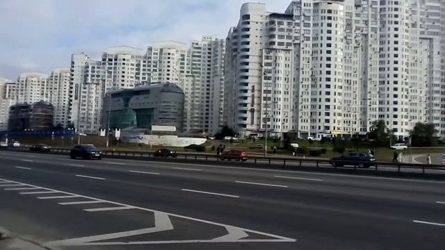 Поездка на автобусе через транспортную развязку в районе станции метро Осокорки. смотреть онлайн