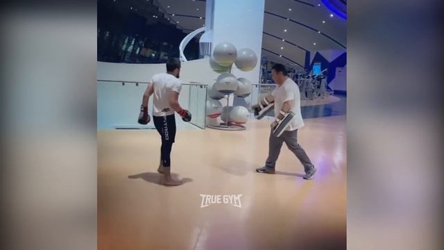 Уйду из UFC, когда придет конец шлему / Хабиб и Махачев тренировки и подготовка к боям на UFC 254 смотреть онлайн