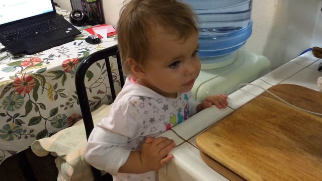 Miss Polina asking for salo. Полина просит сало. 1,5 годика смотреть онлайн