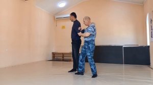 Боевые приемы борьбы: задержание при подходе спереди (нырком)