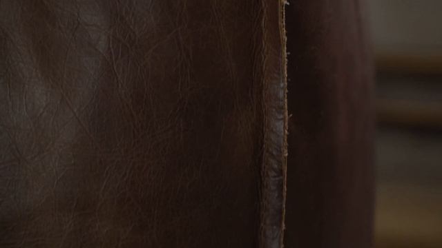 Трехместный диван Tuxedo, Wooden Legs смотреть онлайн