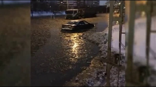 В Екатеринбурге ледяное озеро вместо дороги смотреть онлайн