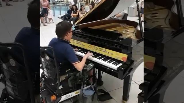 Live public piano in Bergamo - OrioCenter смотреть онлайн
