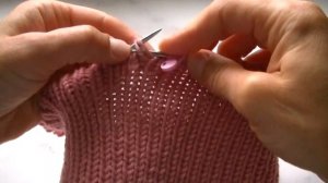 ВЯЖЕМ ШАПОЧКУ ПОЛУПАТЕНТНОЙ РЕЗИНКОЙ СПИЦАМИ.